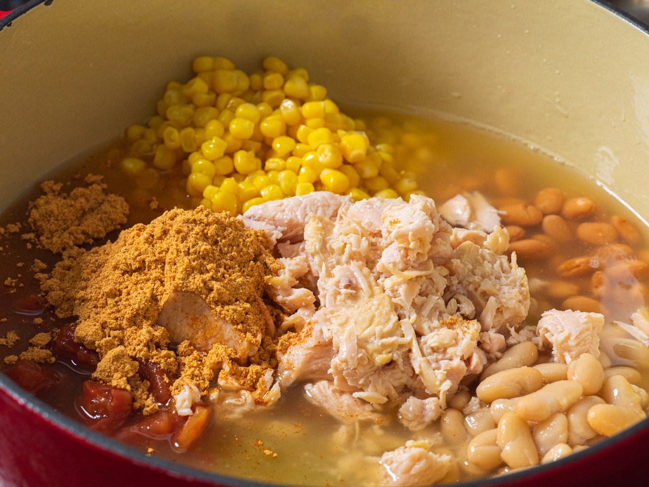 Após terem sido drenados (e enxaguados no caso do feijão) todos os ingredientes numa grande panela de caldo, colocada em médias-altas.