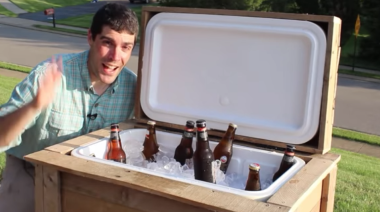 How To Make A DIY Rustic Cooler With Old Wooded Pallets