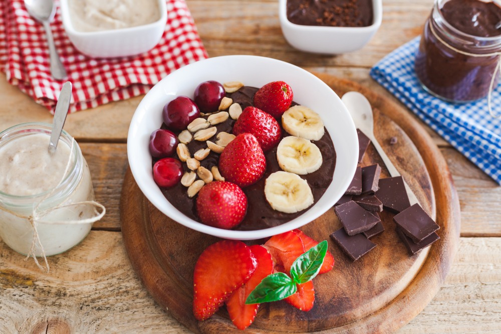 chocolate pudding with sliced fruit