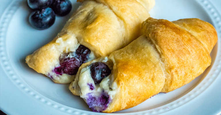 5-Ingredient Blueberry Cheesecake Rolls