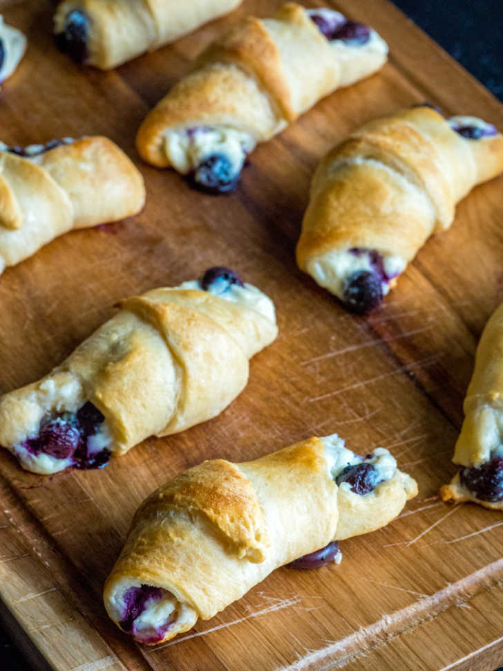 5-Ingredient Blueberry Cheesecake Rolls | 12 Tomatoes