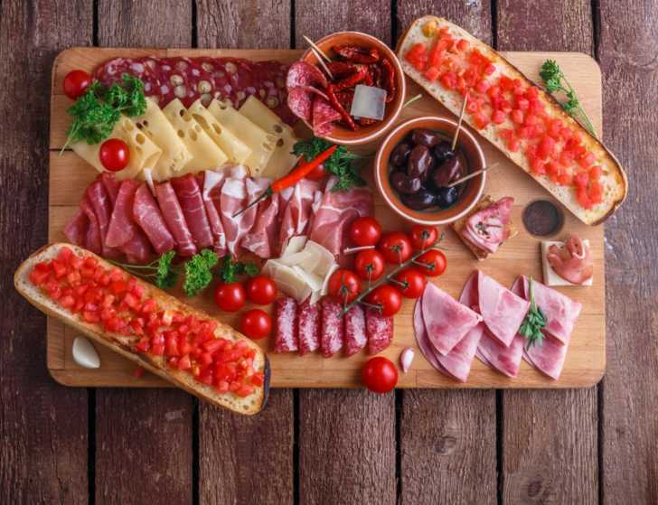 How To Build Your Own Charcuterie Board | 12 Tomatoes