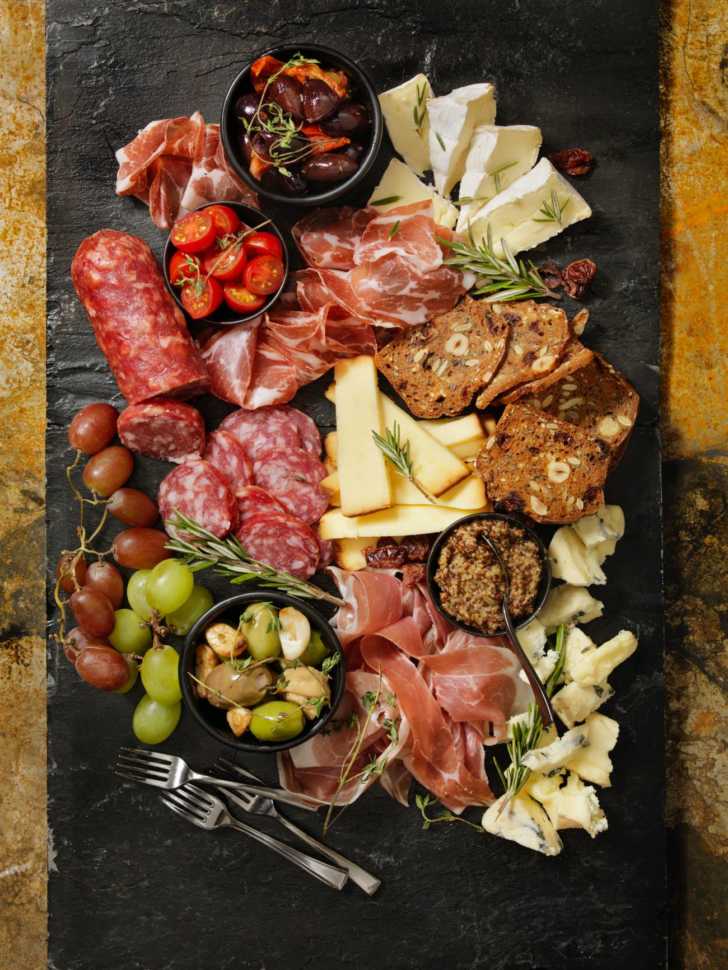 How To Build Your Own Charcuterie Board | 12 Tomatoes