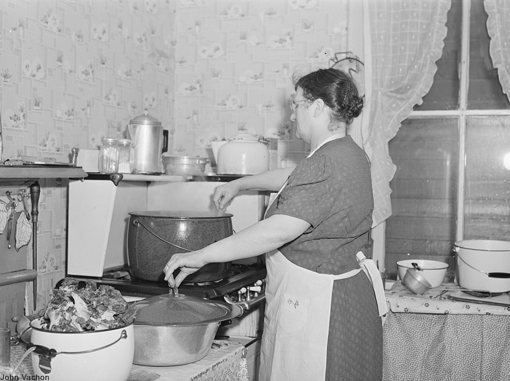 woman cooking chicken, 1941