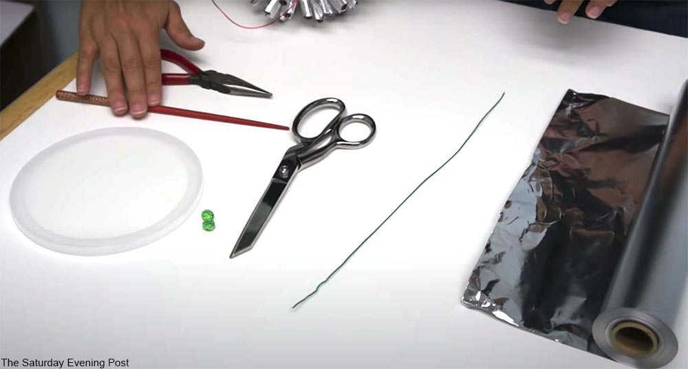 how to make a homemade Christmas tree ornament using aluminum foil