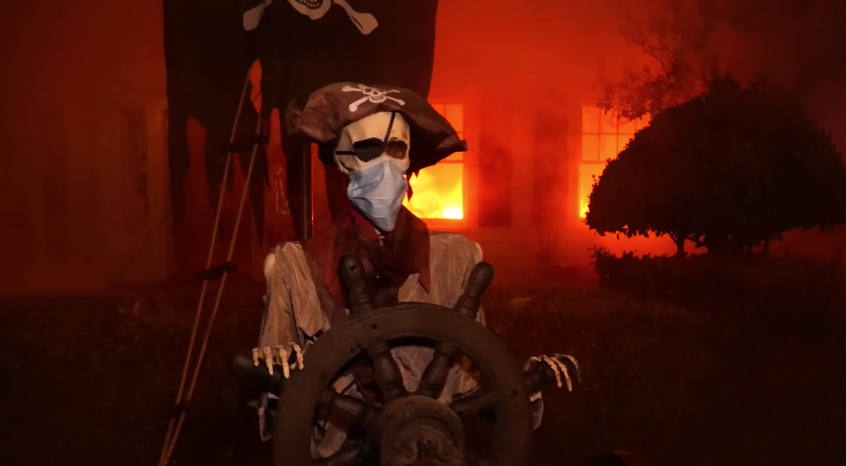 Neighbors Call 911 On Family’s Realistic Halloween Decorations 12