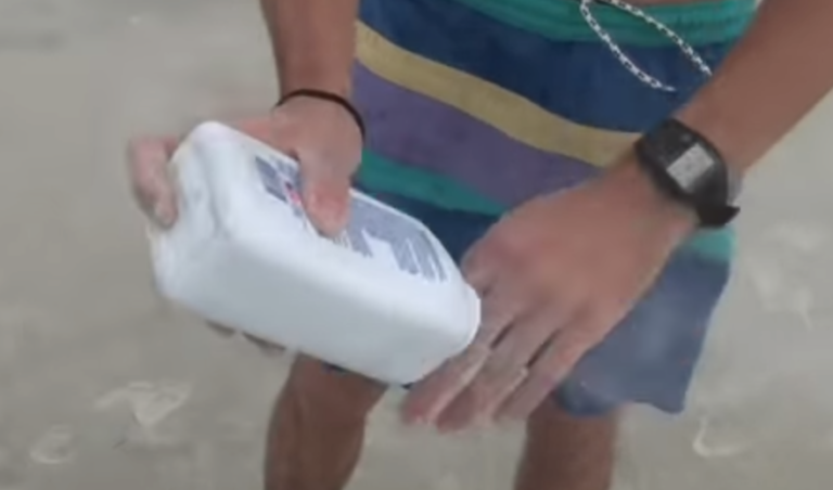 Why You Should Bring Baby Powder To The Beach