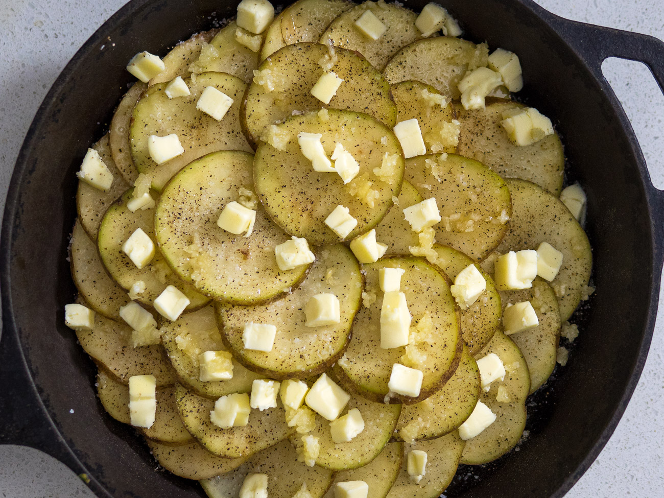 making garlic skillet potatoes