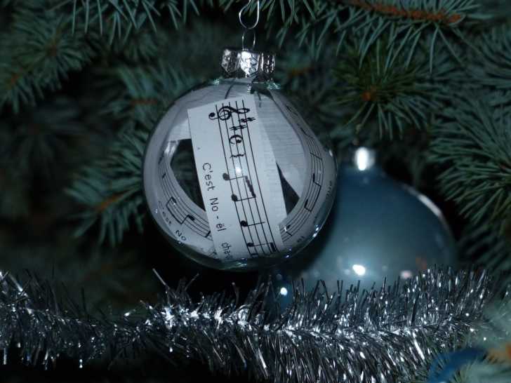 Radio Stations Have Already Started Playing Christmas Music | 12 Tomatoes