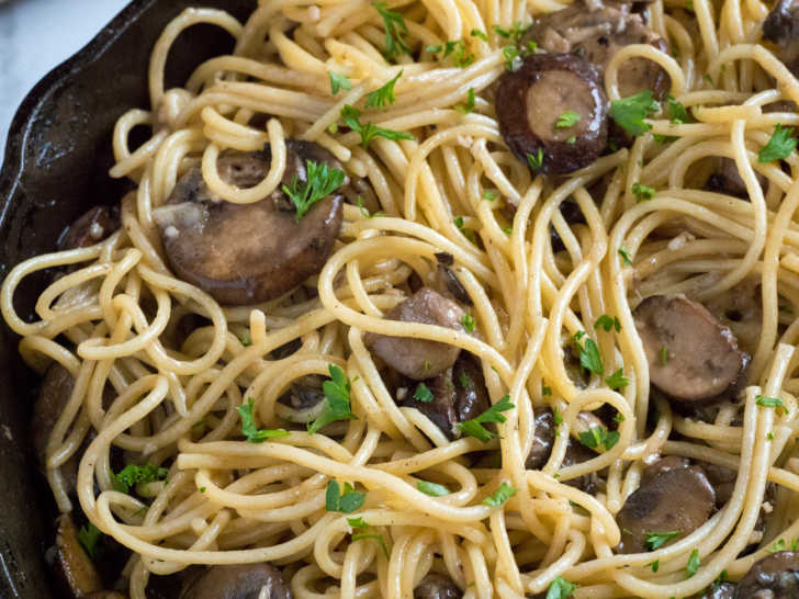 15-Minute Garlic Butter Mushroom Spaghetti | 12 Tomatoes