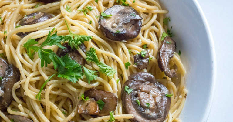 15-Minute Garlic Butter Mushroom Spaghetti