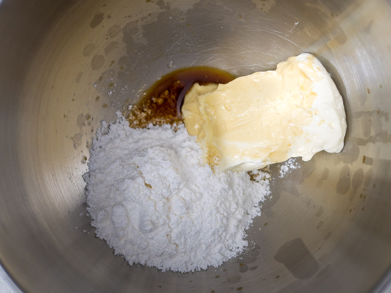 Beat cream cheese, poodle sugar, vanilla extract, and peppermint extract in a large mixing bowl. Gradualmente adicionar creme pesado e bater até picos rígidos formar.