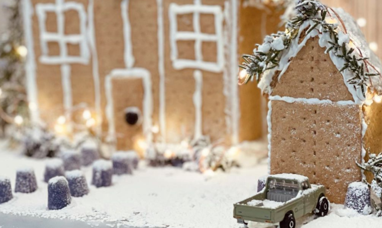 Make These Last Minute Gingerbread Houses Out Of Graham Crackers
