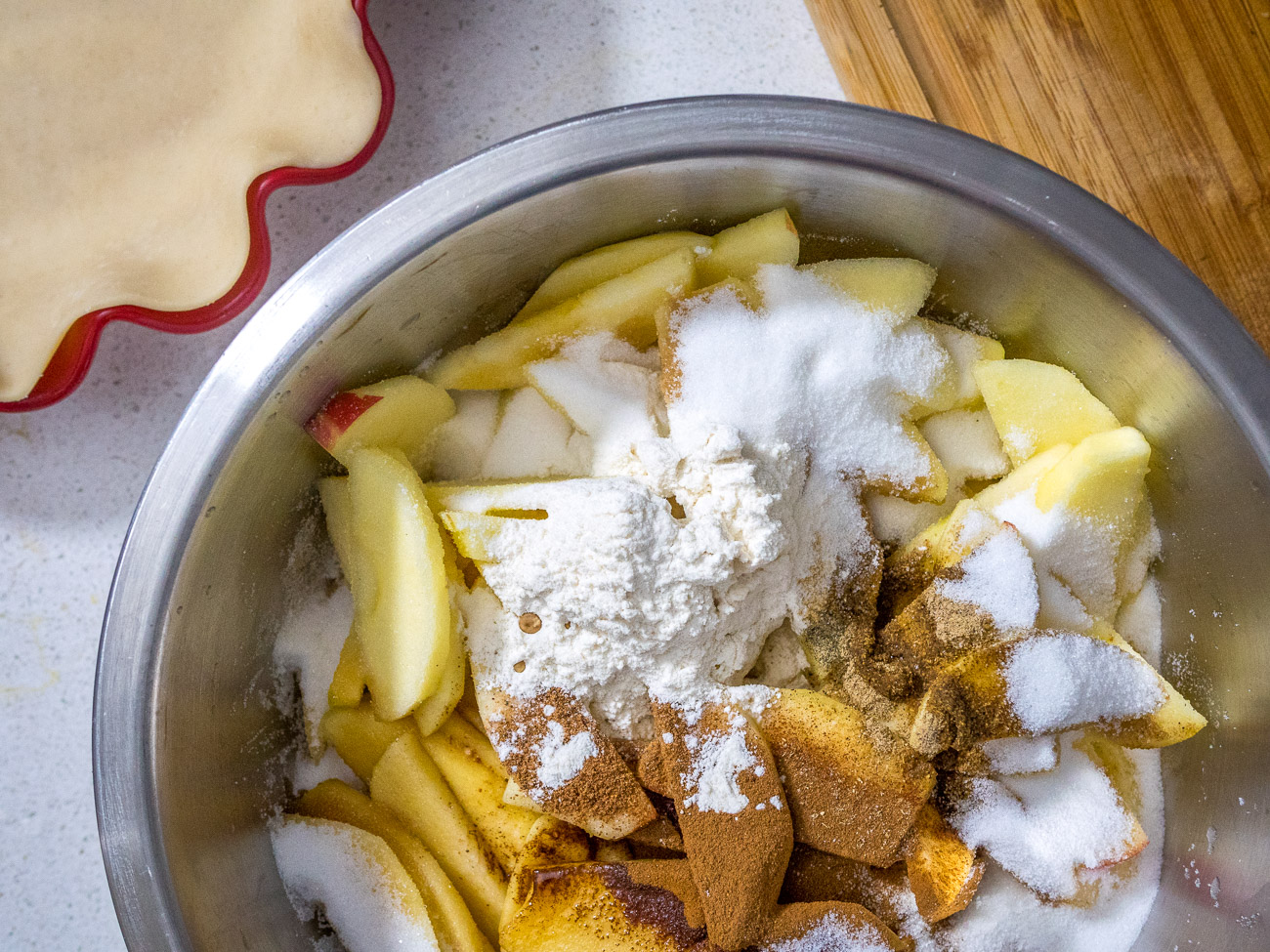 Stir apples, lemon juice, flour, all of the spices, sugar, and vanilla extract together in a large bowl until thoroughly combined. Set aside.