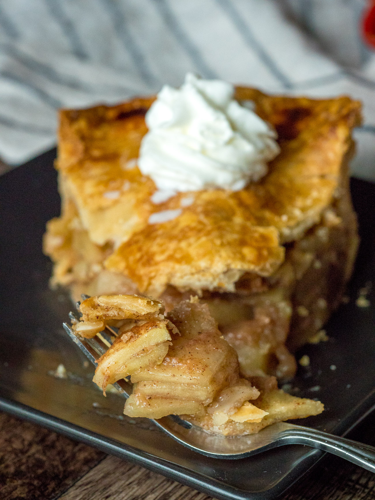 https://cdn.greatlifepublishing.net/wp-content/uploads/sites/2/2020/12/22092901/Spiced-Chai-Apple-Pie-Vertical-9.jpg