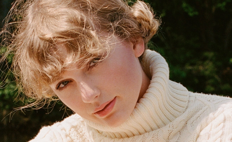 Taylor Swift Surprises Two Struggling Moms With $13,000