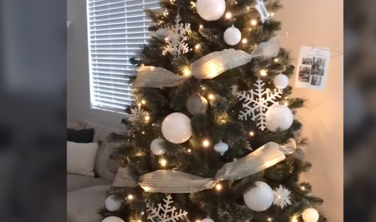 People Used Balloons As Christmas Tree Ornaments This Year