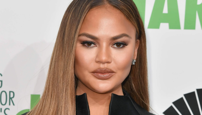 Chrissy Teigen Reveals She’s 4 Weeks Sober