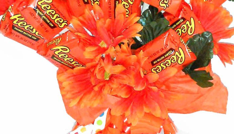 People Are Replacing Flowers With Candy In Their Bouquets For Valentine’s Day