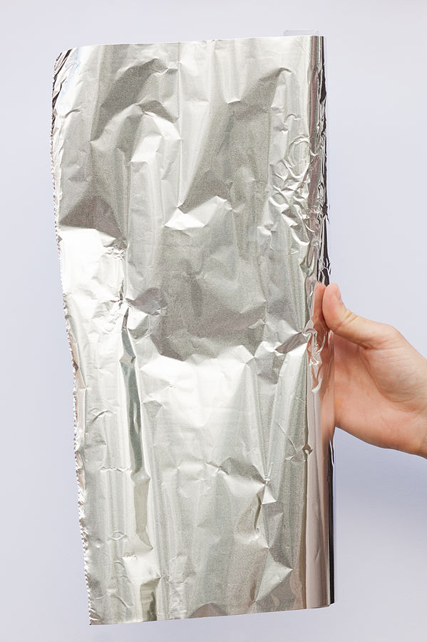 Tabs on the box keep your aluminum foil in place. 