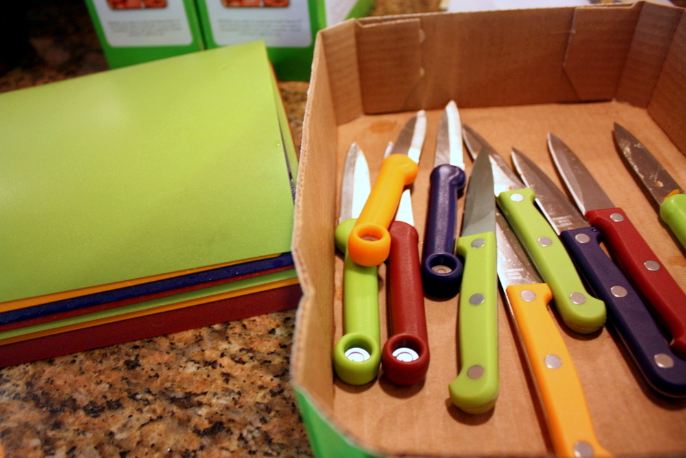 Colored chopping boards and knives