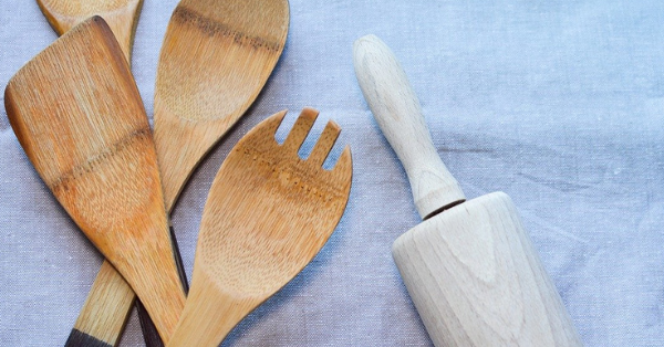 People Are Cleaning Their Wooden Spoons In Boiling Water And It’s Disgusting