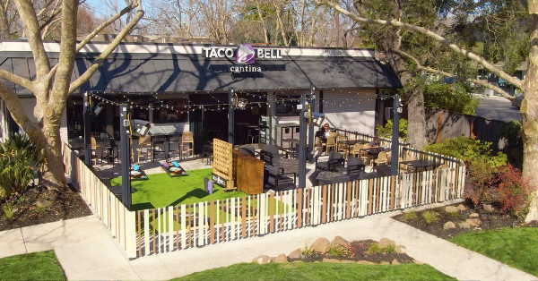 Taco Bell Opened A Restaurant With An Outdoor Gaming Area And A Fire Pit