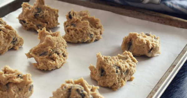 Easy Cleaning Hack Makes Old Baking Trays Look Brand New