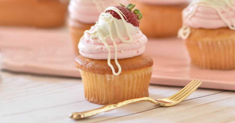 White Chocolate Strawberry Cupcakes