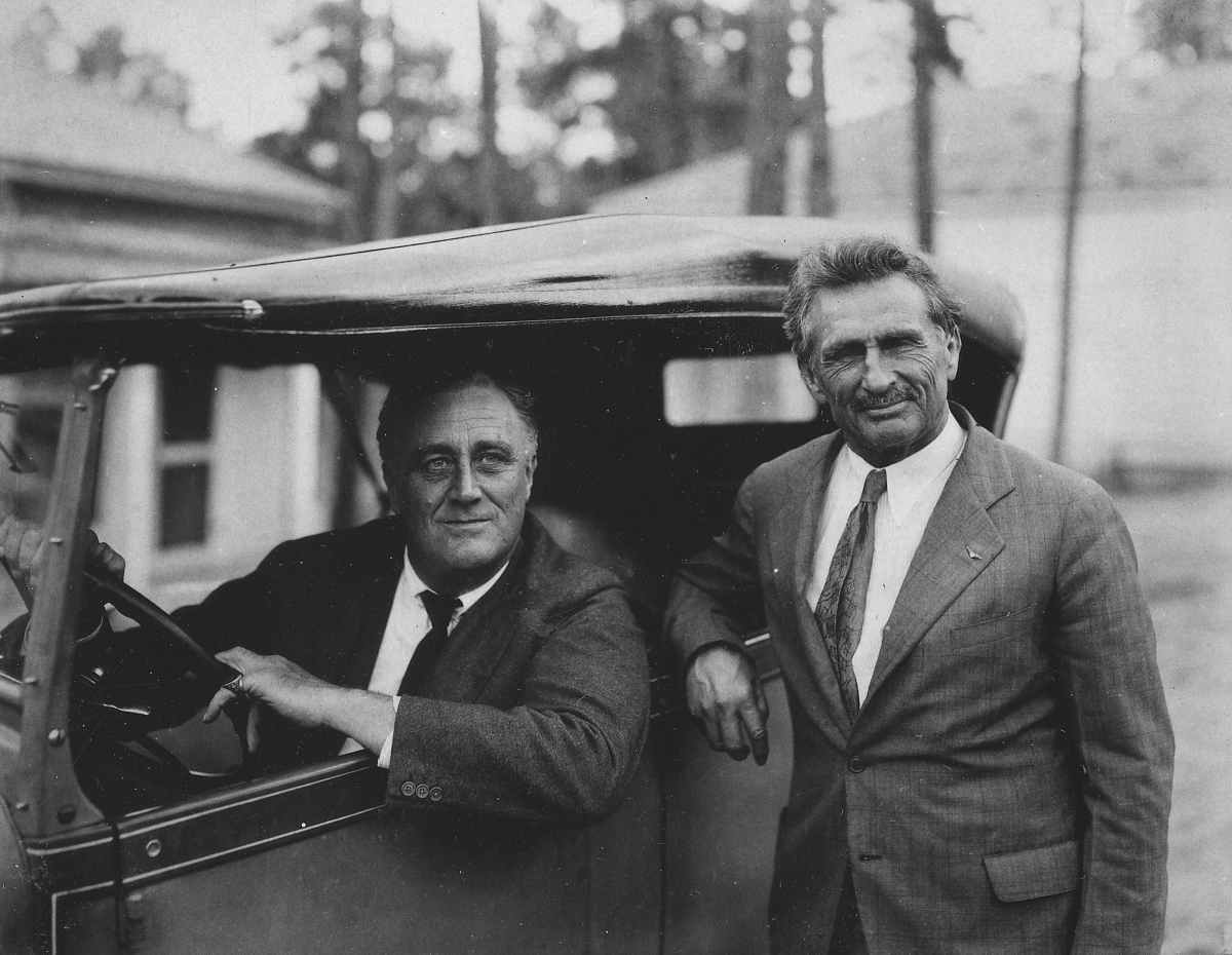 Bernarr MacFadden posing with President Franklin D. Roosevelt in 1931