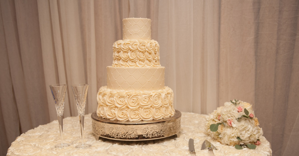 Baker Reveals That Some Wedding Cakes Aren’t Real