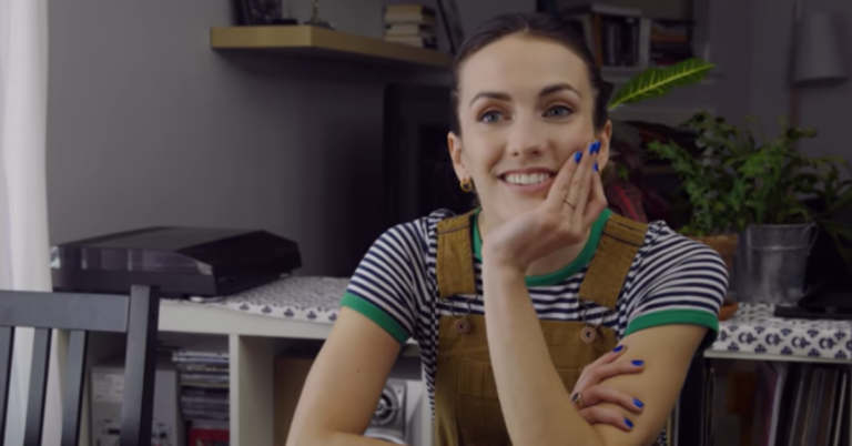 Comedian Explains What The World Is Like In 2021 To Her Pre-Pandemic Self