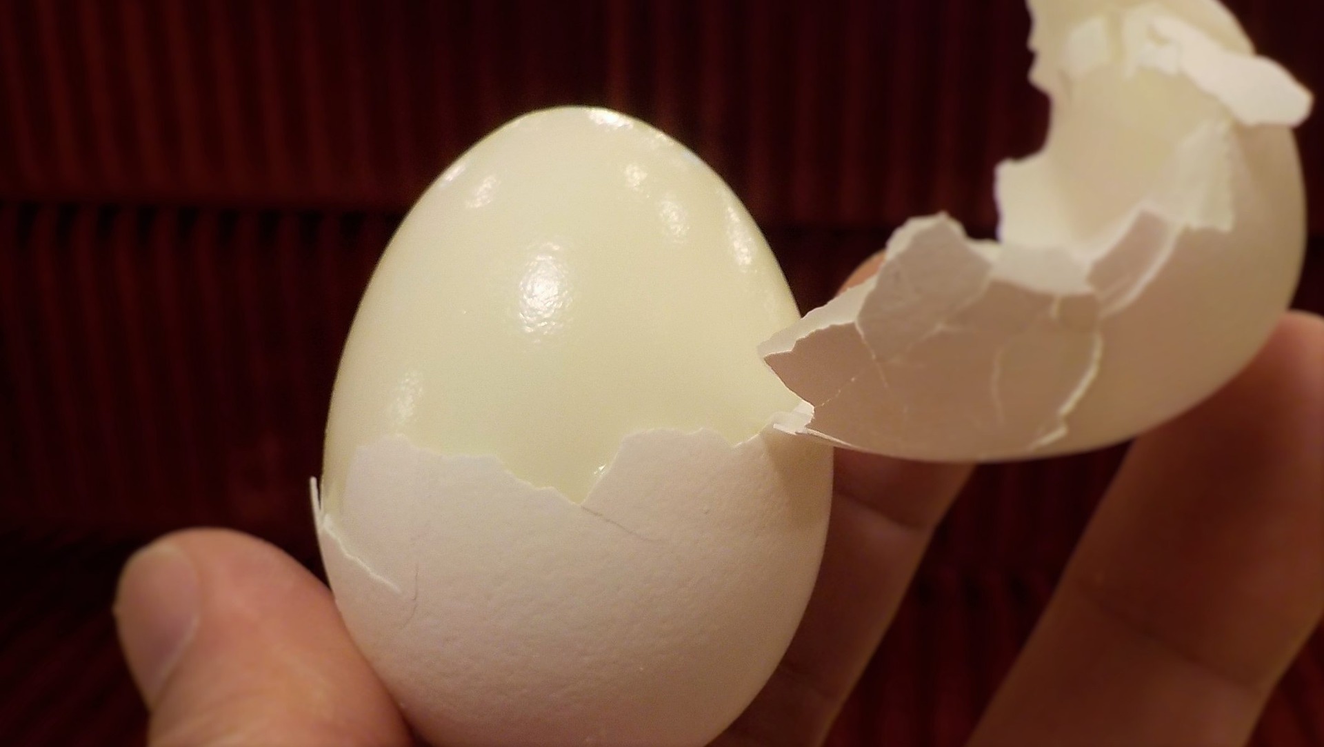 Peeling Hard-Boiled Eggs : r/lifehacks