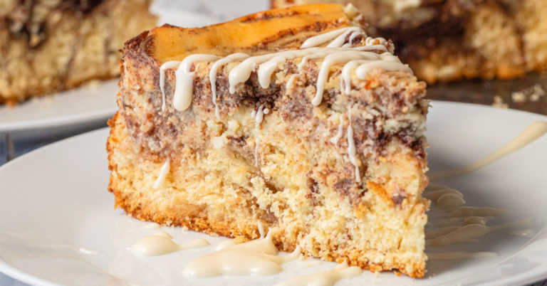 Cinnamon Roll Cheesecake