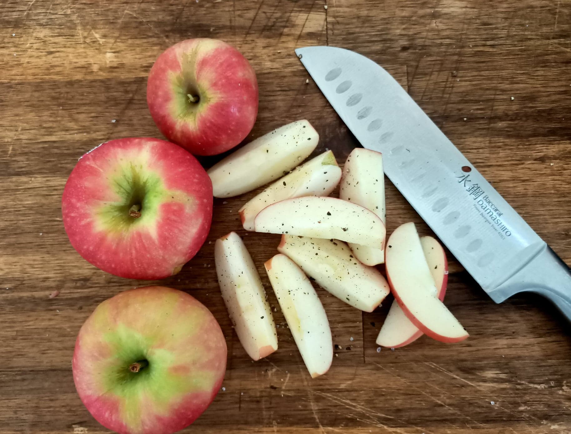 Apple Slices with Salt and Pepper