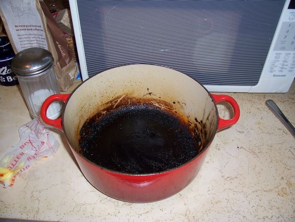 How To Clean A Stained Le Creuset Pot With Bleach And Water 