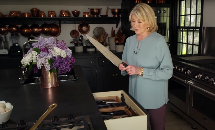 Martha Stewart holding s big knife