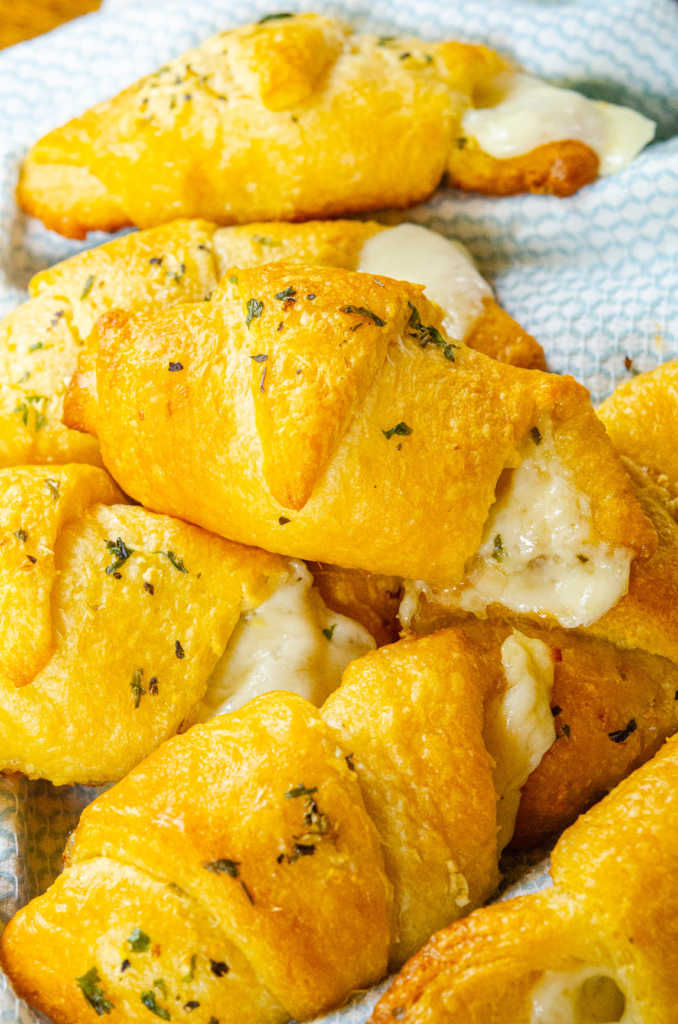 https://cdn.greatlifepublishing.net/wp-content/uploads/sites/2/2021/06/23133056/Cheesy-Garlic-Crescent-Rolls-Vertical-8-of-11-678x1024.jpg