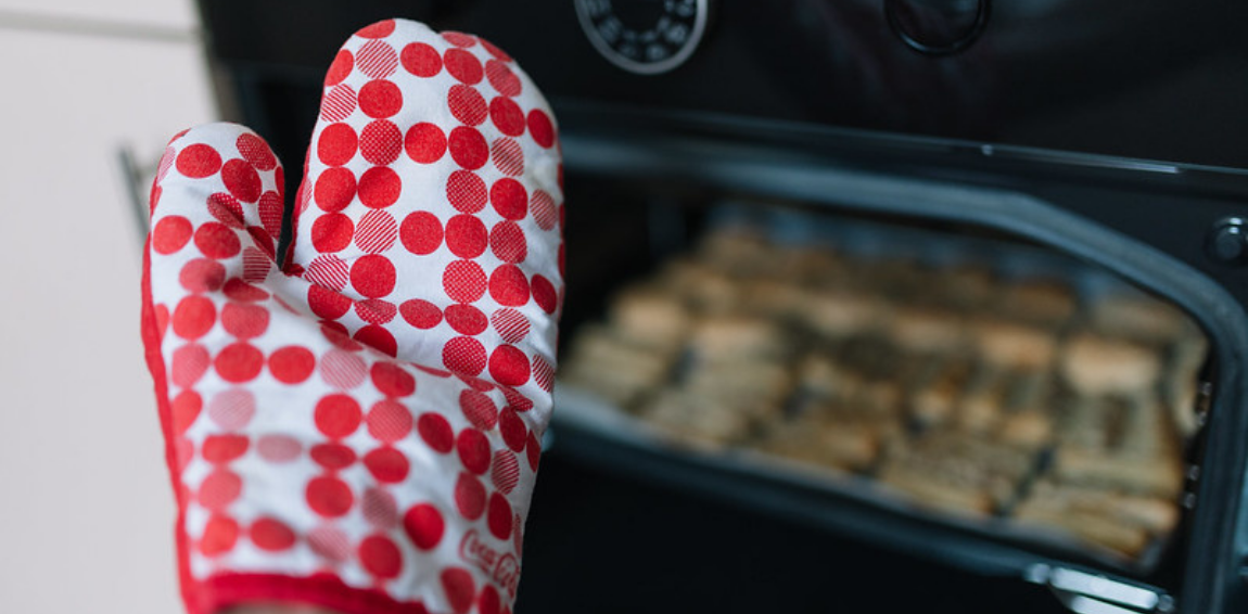 You Should Never Use Wet Oven Mitts. Here's Why