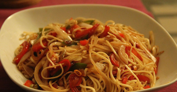 What’s The Difference Between Chow Mein And Lo Mein?