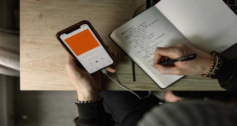 5 Food Podcasts for Entertainment (and Learning)