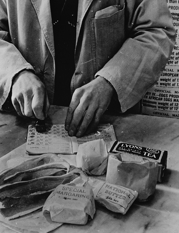 weekly rations, including tea, being purchased in the Uk in 1943