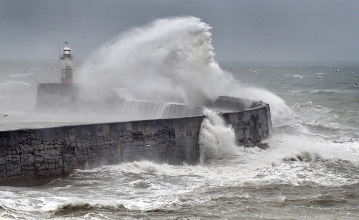 Photographer Captures Face of Neptune in Ocean Waves | 12 Tomatoes