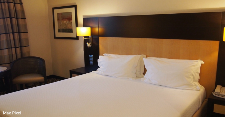 Man Posts Photos Of How He Leaves A Hotel Room And The Internet Can’t Take It