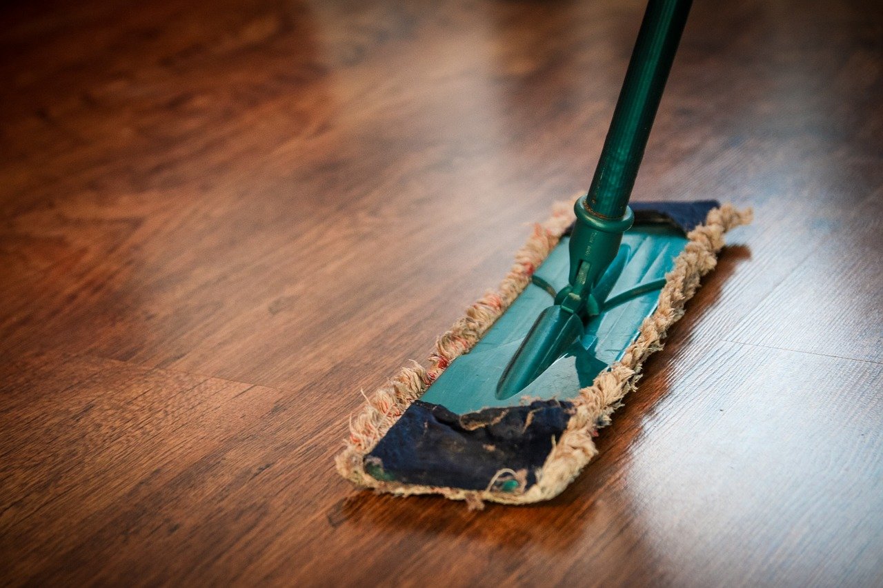 This Homemade Floor Cleaner Leaves All My Hard Floors Spotless