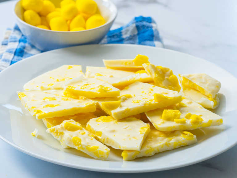 Easy Chocolate Bark Recipes With 6 Ingredients or Less