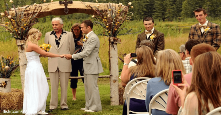 How To Keep Phones Out Of Your Wedding Pictures