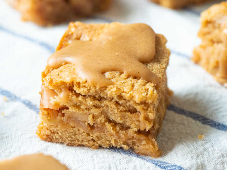 maple glaze apple blondies