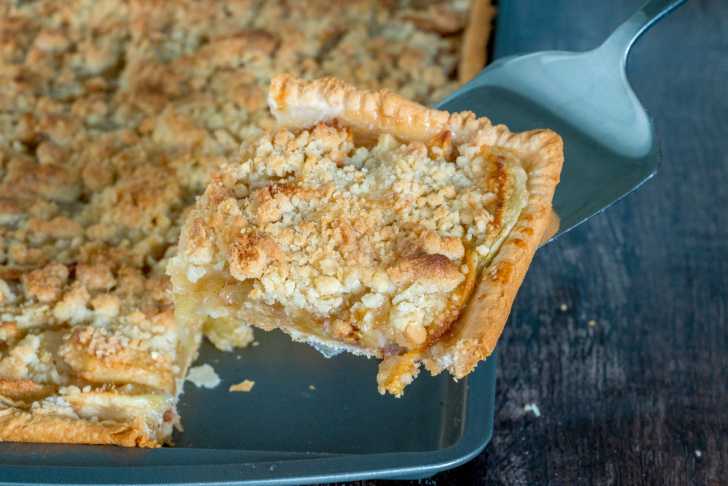 Apple crumb slab pie