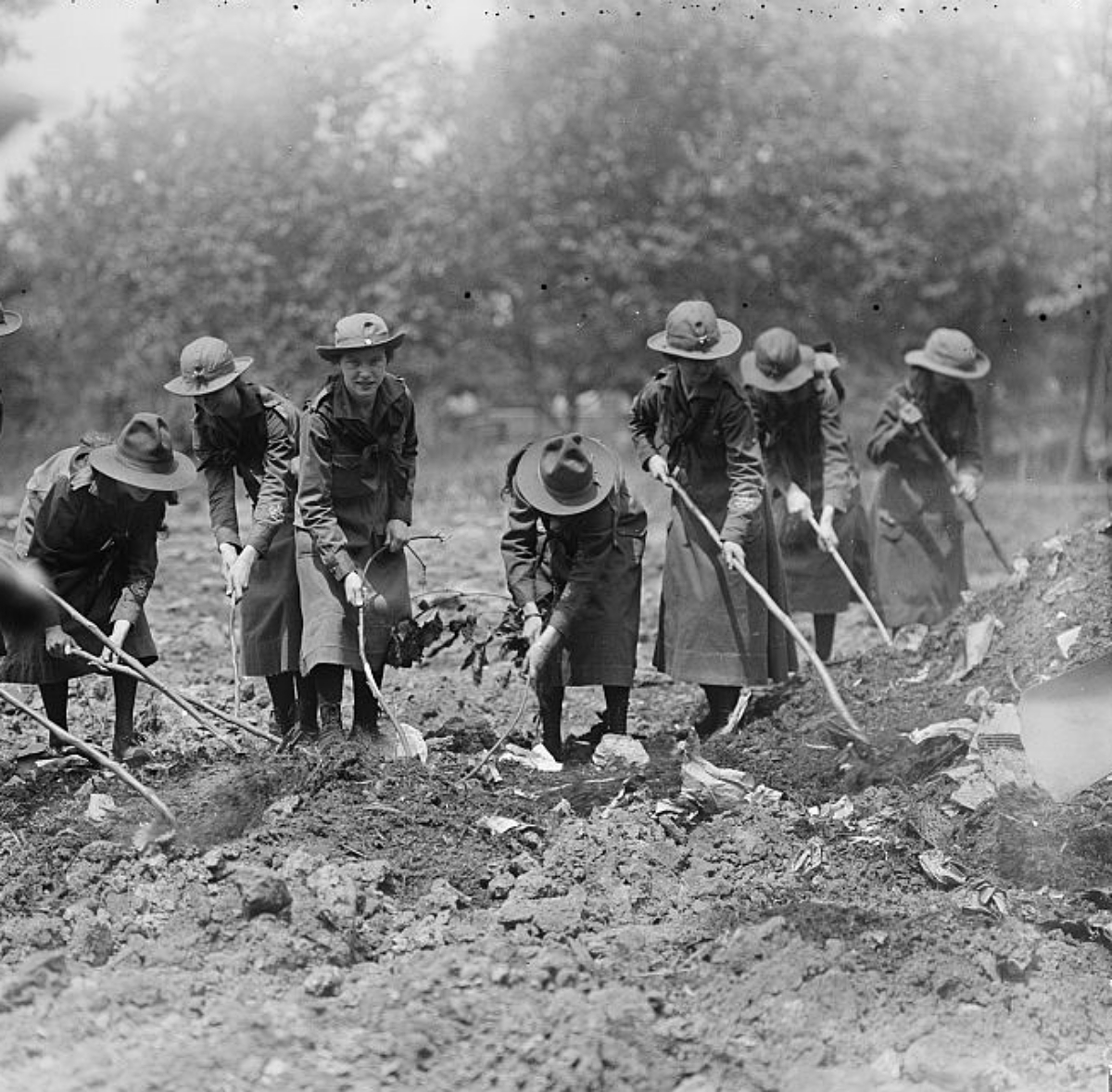Girl Scouts emergency war garden 1917
